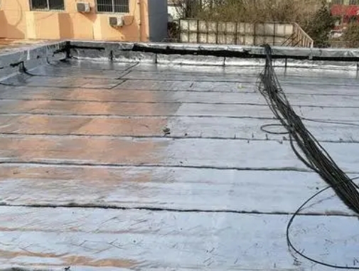 绍兴市卫生间漏水维修公司分享下绍兴市屋面楼顶防水刚性防水层施工要点。